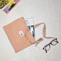 Pochette à livres velours côtelé vieux rose, intérieur imprimé léopard
