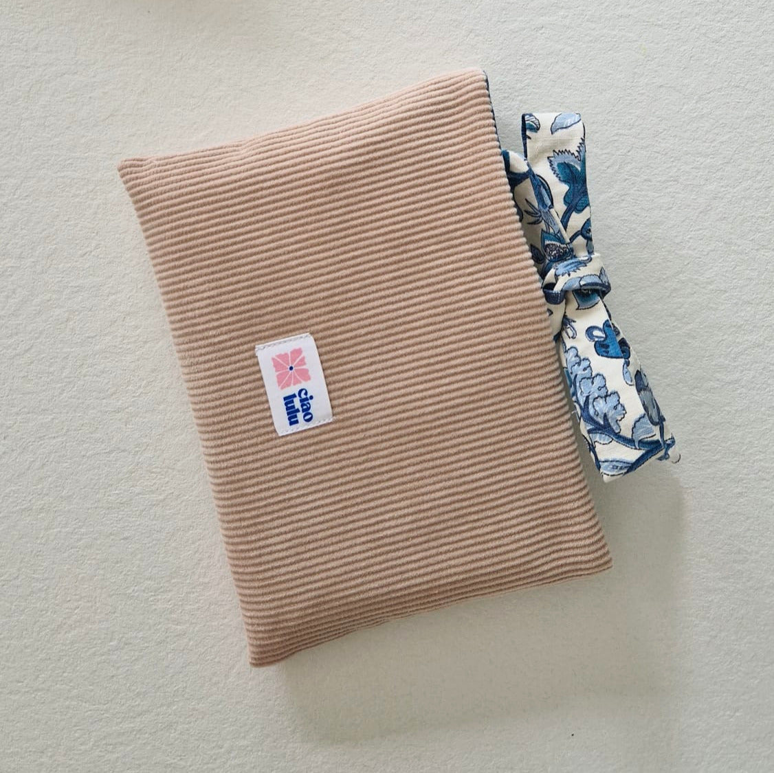 Pochette à livres velours côtelé beige, intérieur motif floral camaïeu de bleu
