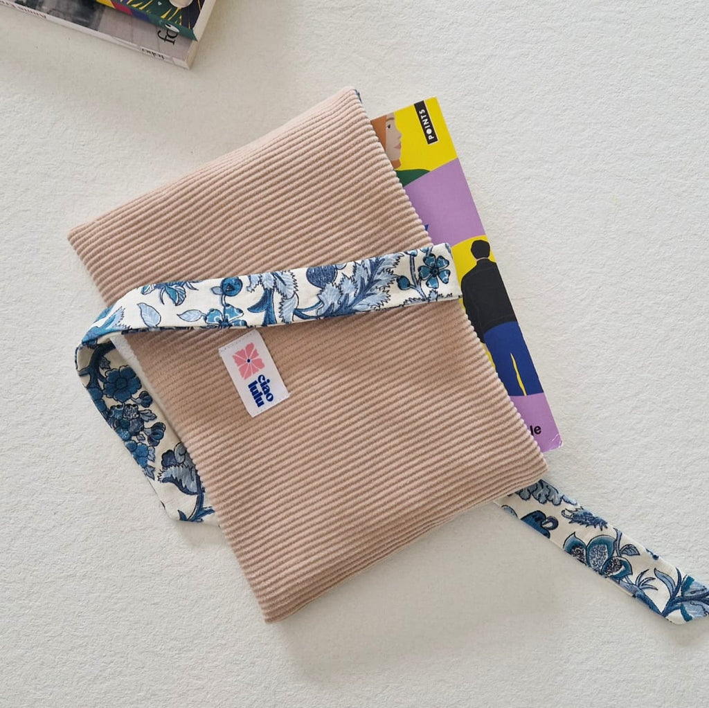 Pochette à livres velours côtelé beige, intérieur motif floral camaïeu de bleu