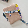 Pochette à livres velours côtelé beige, intérieur motif floral camaïeu de bleu