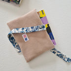 Pochette à livres velours côtelé beige, intérieur motif floral camaïeu de bleu
