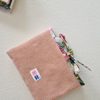 Pochette à livres velours côtelé vieux rose, intérieur floral bouquet de roses vintage