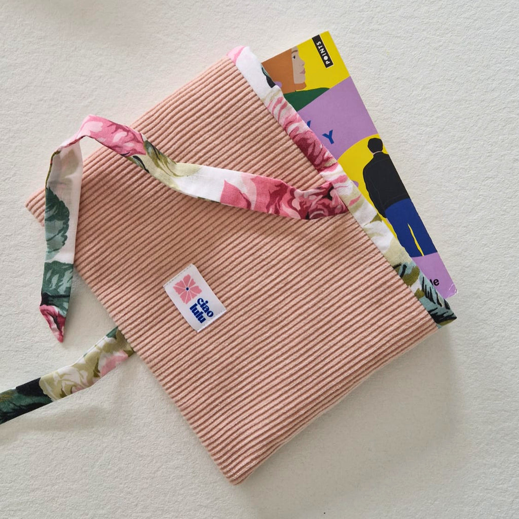 Pochette à livres velours côtelé vieux rose, intérieur floral bouquet de roses vintage