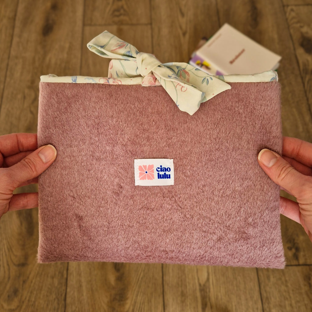 Pochette à livres tissu polaire vieux rose, intérieur motifs floraux pastels