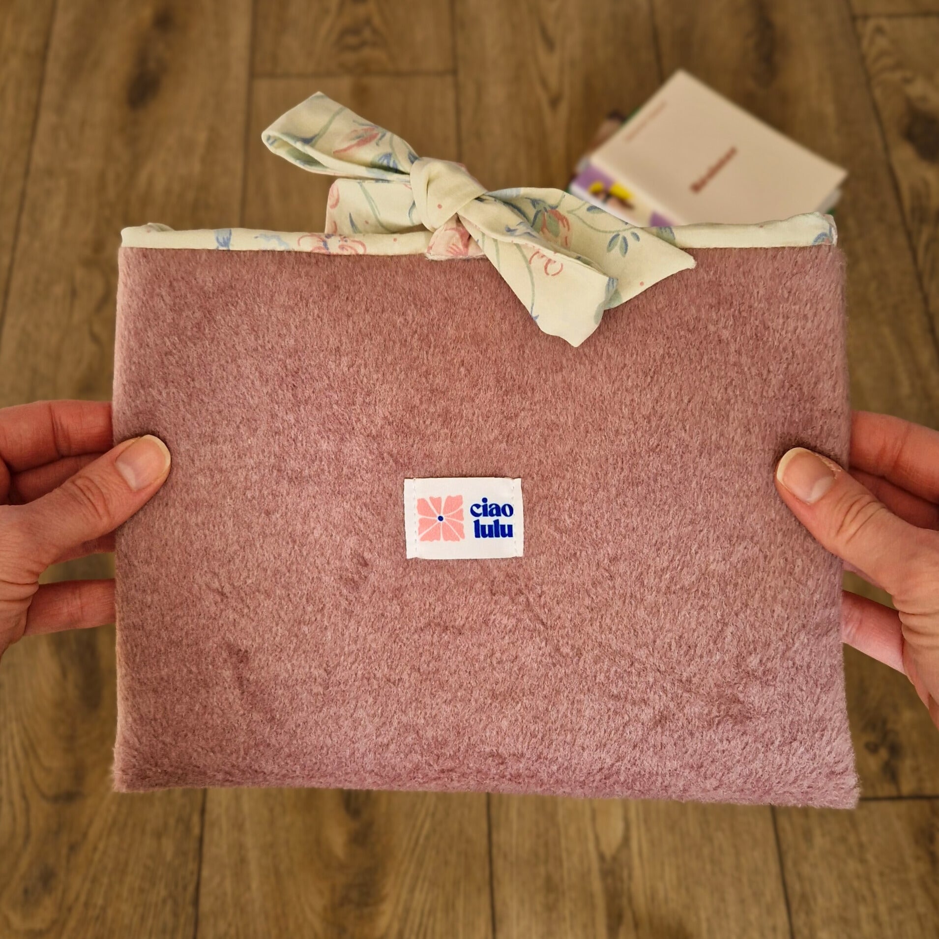 Pochette à livres tissu polaire vieux rose, intérieur motifs floraux pastels
