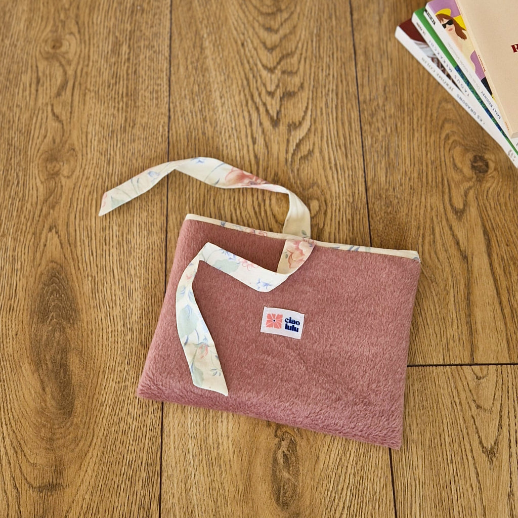 Pochette à livres tissu polaire vieux rose, intérieur motifs floraux pastels