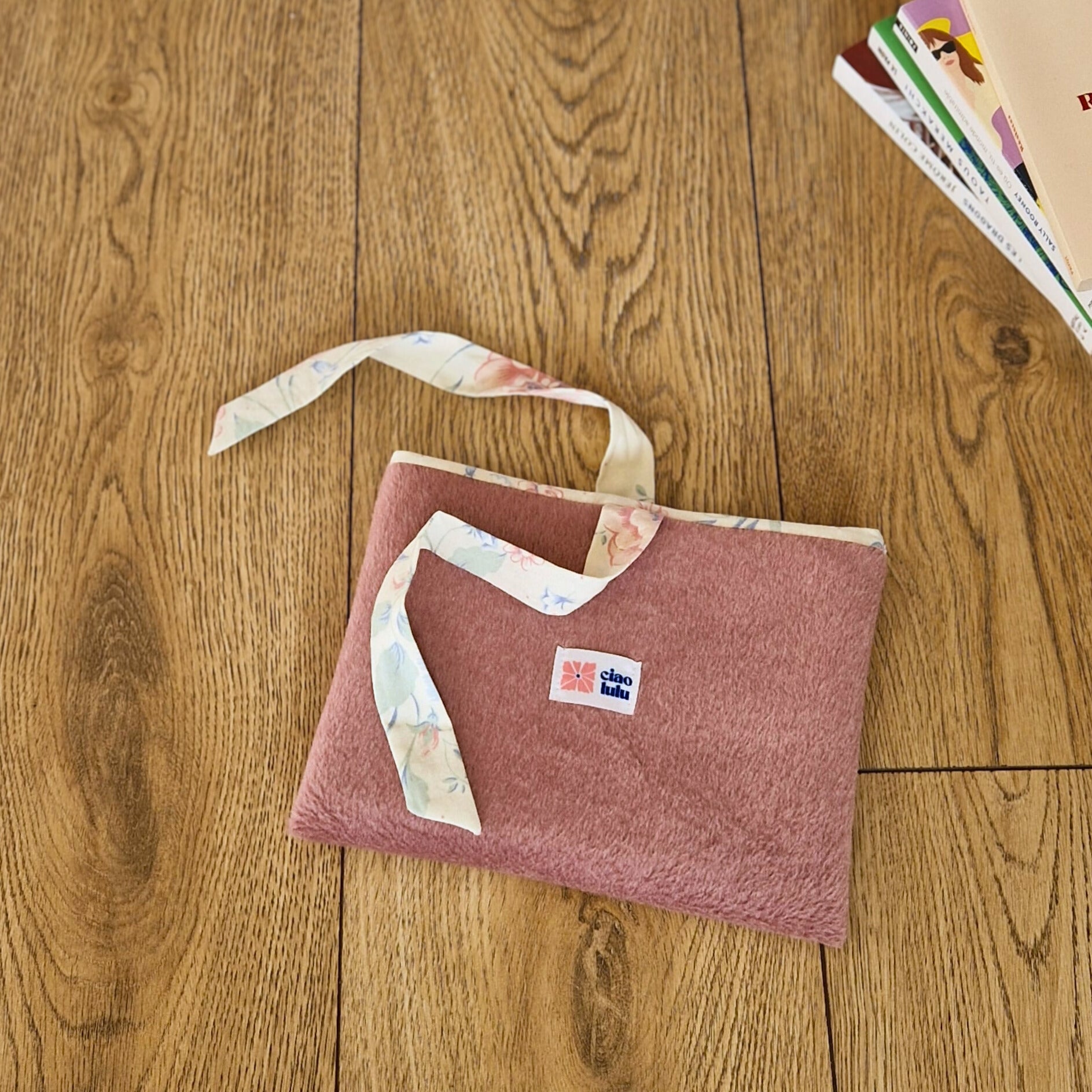 Pochette à livres tissu polaire vieux rose, intérieur motifs floraux pastels