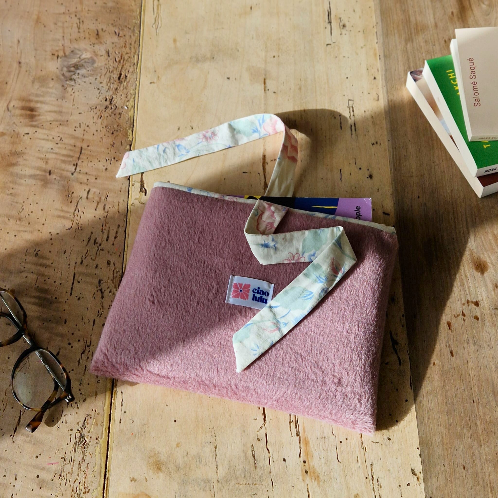 Pochette à livres tissu polaire vieux rose, intérieur motifs floraux pastels